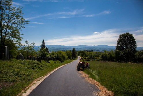 Asfaltirani seoski put (foto: Đorđe Đoković)