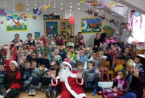 Mališani i Deda Mraz posle predstave (foto: )