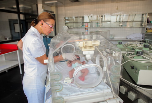 Pregled bebe u inkubatoru (arhiva) (foto: Đorđe Đoković)