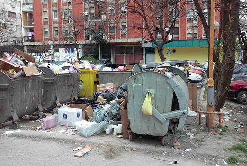 Kontejneri kod Centra za kulturu (26. mart 2017.) (foto: Kolubarske.rs)