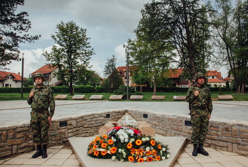 Polaganje cveća na spomen obeležje na Petom puku (foto: Đorđe Đoković)