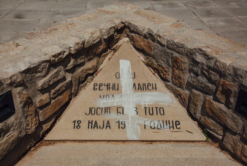 Beli krst na spomen obeležju (foto: Đorđe Đoković)