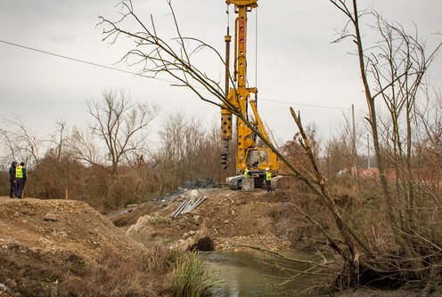 Radovi na izgradnji mosta na reci Toplici (foto: www.mionica.rs)