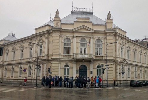 Damjanovi drugovi ispred Više suda (arhiva 2017.) (foto: Đorđe Đoković)