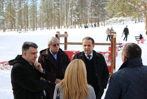 Rasim Ljajić sa predstavnicima grada na Divčibarama (foto: Kolubarske.rs)