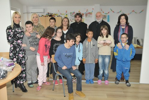 Učenici sa nastavnicima i sveštenstvom (foto: Studio GAMA)