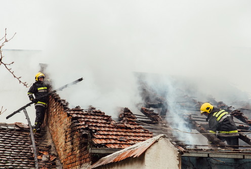 Vatrogasci gase požar (foto: Đorđe Đoković)