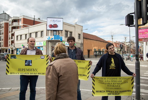Aktivisti Lokalnog fronta ispred bilborda (foto: Đorđe Đoković)