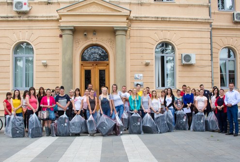 Uručena dečja auto-sedišta (foto: Ana Perić)