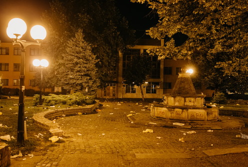Dvorište Gimnazije nakon žurke maturanata (foto: Đorđe Đoković)