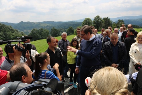 Aleksandar Vučić i meštani sela Donji Banjani (foto: Kolubarske.rs)