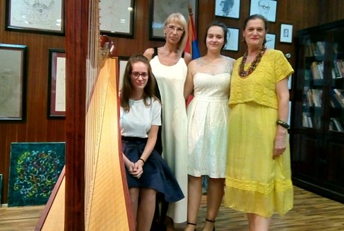 Minja i Marija sa profesorkom i direktorkom biblioteke (foto: Miroslava Kojić)