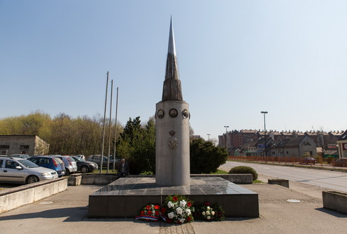 Cveće na spomenik pilotu Milenku Pavloviću  (foto: Đorđe Đoković)
