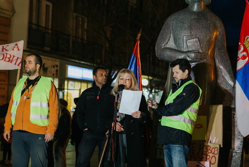 Jasmina Bobovac čita valjevske vesti na protestu (foto: Đorđe Đoković)