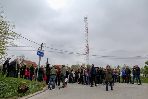 Poparci traže da se ukloni bazna stanica (foto: Đorđe Đoković)