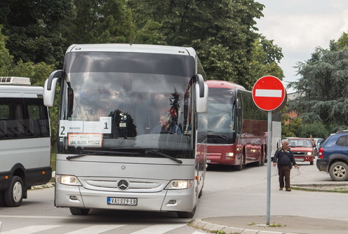 SNS autobus na doček Makrona (foto: Đorđe Đoković)