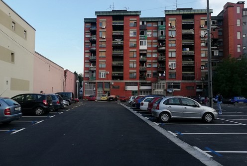 Parking iza RFZO (foto: Kolubarske.rs)