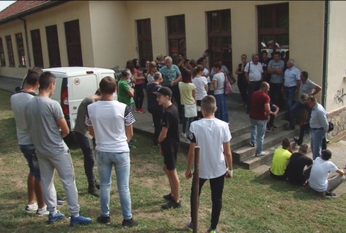 Deca i roditelji pred školom u petak 30.08. protiv upisa (foto: Kolubarske.rs)