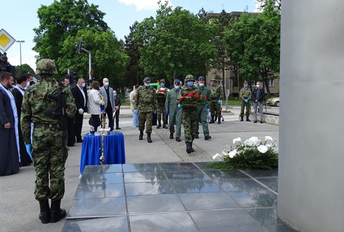 Polaganje venaca na spomen obeležje pilotu  (foto: novinar)