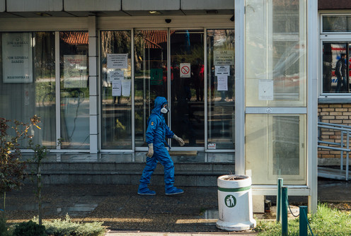 Ispred Doma zdravlja (foto: Đorđe Đoković)