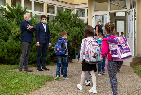 Direktor i gradonačelnik pozdravljaju prvake (foto: Đorđe Đoković)