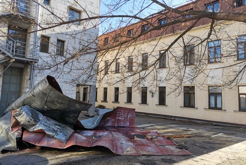 Vetar odneo krov sa VIPOS-a (foto: Kolubarske.rs)