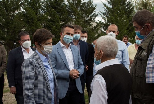 Ana Brnabić, Bovan Janković i meštani (foto: www.mionica.rs)