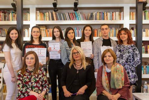 Nagrađeni učenici. profesori i psiholog (foto: Đorđe Đoković)