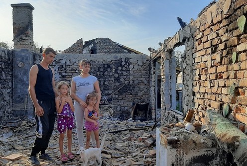 Radosavljevići na zgarištu nekadašnjeg porodičnog doma (foto: Dragana Nedeljković)