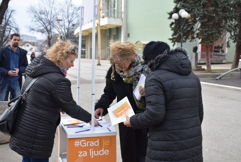 Potpisi za Inicijativu (foto: Evropski pokret u Srbiji-Valjevo)