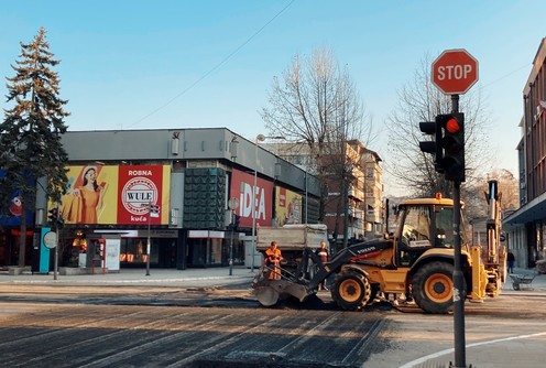 Skidanje novog sloja asfalta (foto: Đorđe Đoković)