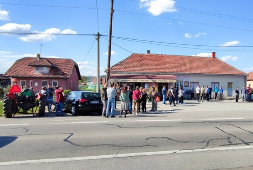 Protest meštana Lukavca (foto: Milena Kuzmanović)