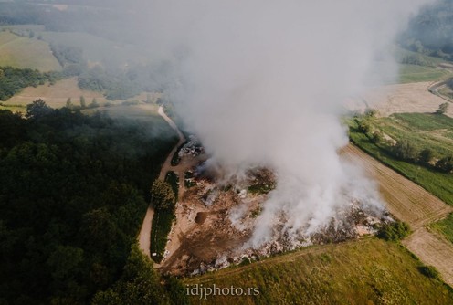 Požar na deponiji u Belotiću (foto: www.osečina.rs)
