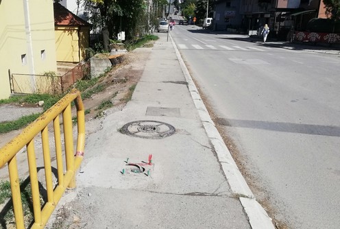 Stub nasred trotoara (foto: Kolubarske.rs)