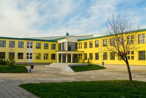 Osnovna škola u Mionici  (foto: www.mionica.rs)