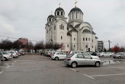 Parking kod hrama (foto: Kolubarske.rs)