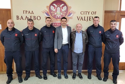 Vatrogasci-spasioci iz Valjeva i gradonačelnik (foto: www.valjevo.rs)