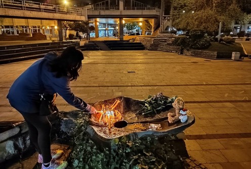 Cveće i sveće za stradale (foto: Kolubarske.rs)