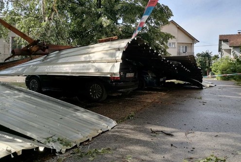 Limeni krov pao na automobile (foto: Kolubarske.rs)