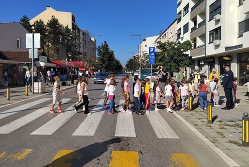 Bezbedan prelazak ulice (foto: Kolubarske.rs)