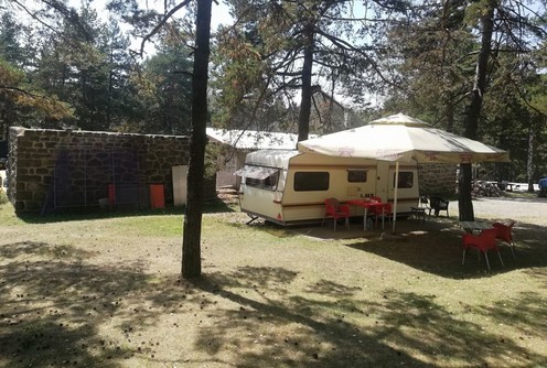 Kamp kućica u parku na gradskoj parceli (foto: Kolubarske.rs)
