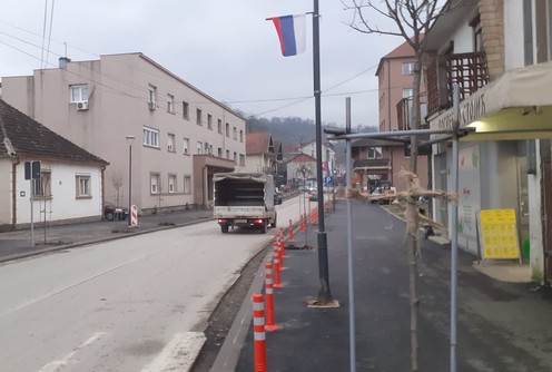 Asfaltiran trotoar, drveće i stubići  (foto: Miroslava Kojić)