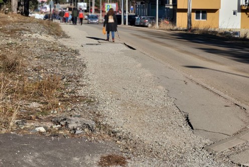 Trotoar u glavnoj ulici na Divčibarama (foto: Kolubarske.rs)