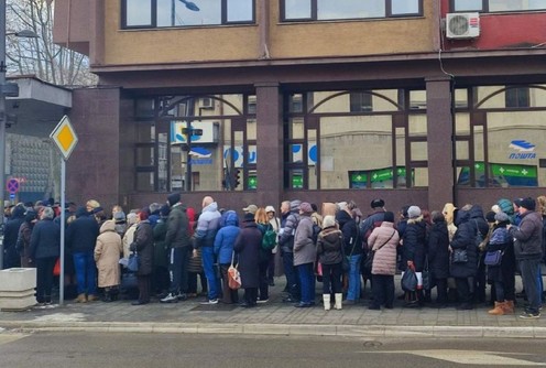 Red za vaučere ispred Pošte (foto: Miloje Mitrović)