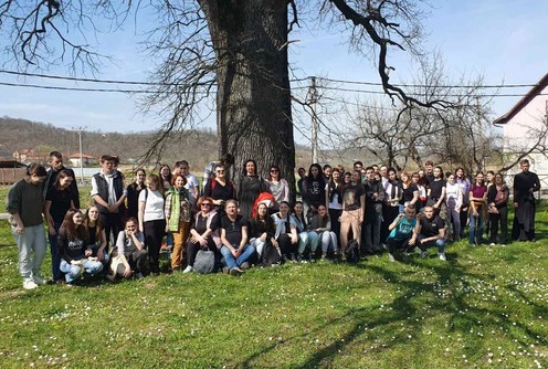 Učesnici pohoda Danojlićevim stazama (foto: Biblioteka Ljig)