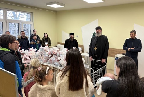 Episkop Isihije uručio darove  (foto: www.eparhijavaljevska.rs)