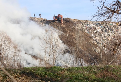 Požar na deponiji pod kontrolom (foto: Kolubarske.rs)