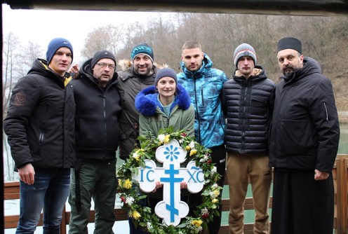 Učesnici plivanja za Časni krst (foto: Kolubarske.rs)