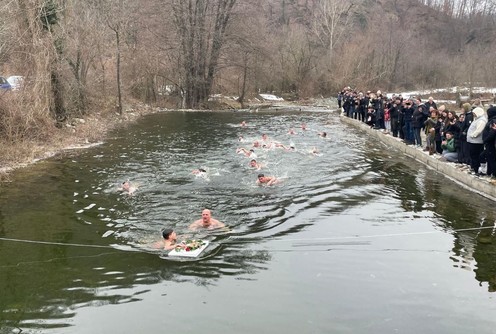 Plivanje za Časni krst u Gornjem Lajkovcu (foto: www.mionica.rs)