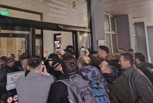Na ulazu u Gradsku kuću (foto: Kolubarske.rs)